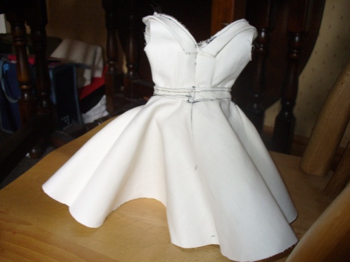 the back, this is where the waist band pieces meet, in the real thing there will be a zip